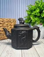 Чайник глиняний 580 мл «БАМБУКОВИЙ ДРАКОН» (ТЕМНИЙ). Зображення №2